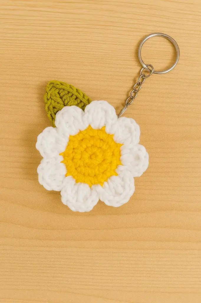 Handmade Crochet Daisy Flower Keychain (Aran Anti-Pill Yarn)